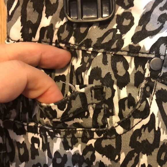 D. Jeans size 8 animal print skinny jeans - Picture 6 of 10